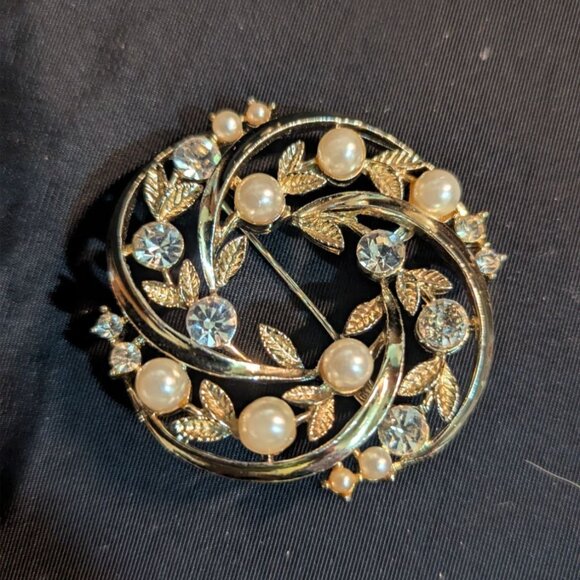Gold Tone Circle Brooch Faux Pearls Rhinestones Leaf Design Vintage Floral Jewel - Picture 3 of 6